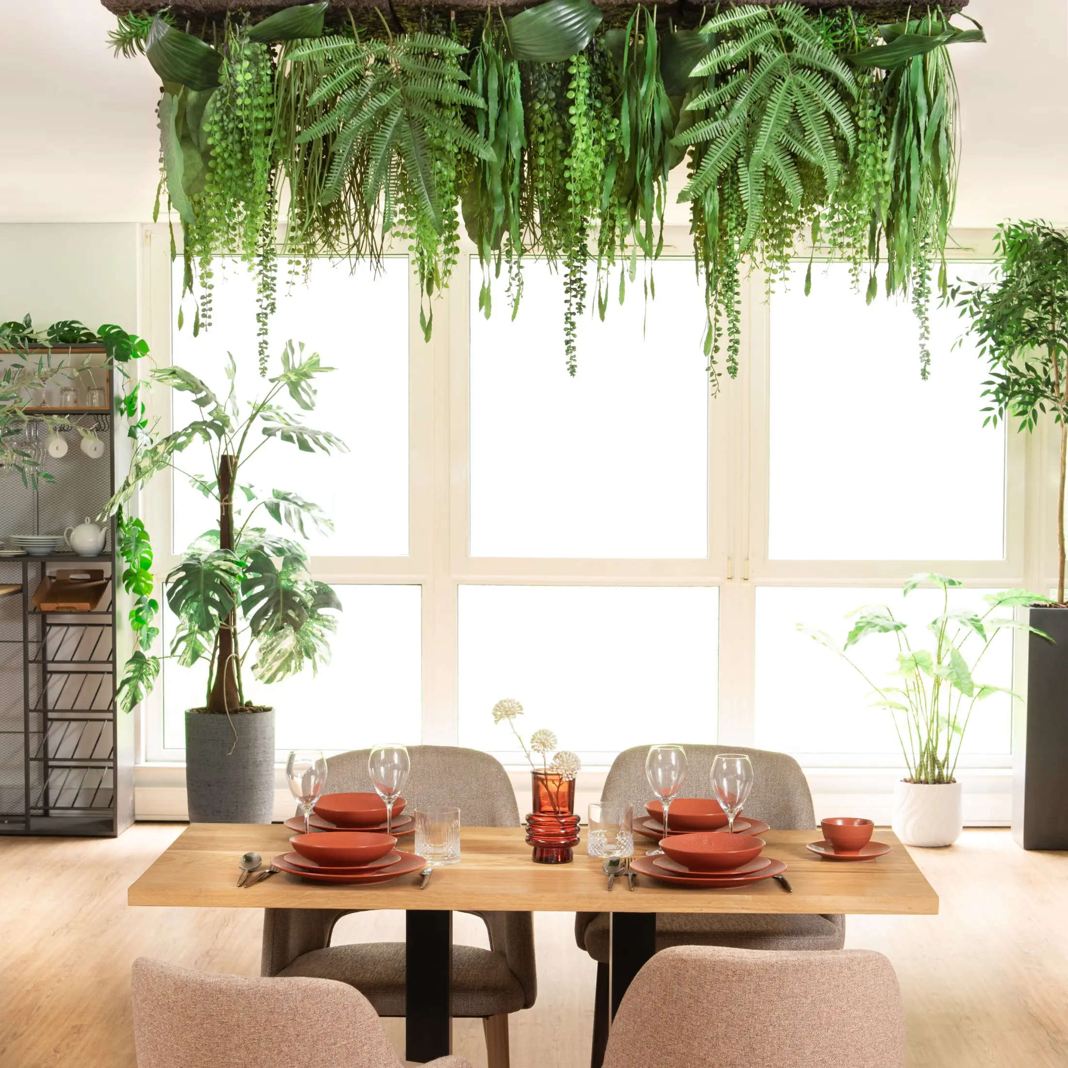 Comedor con techo vegetal colgante de Lou de Castellane