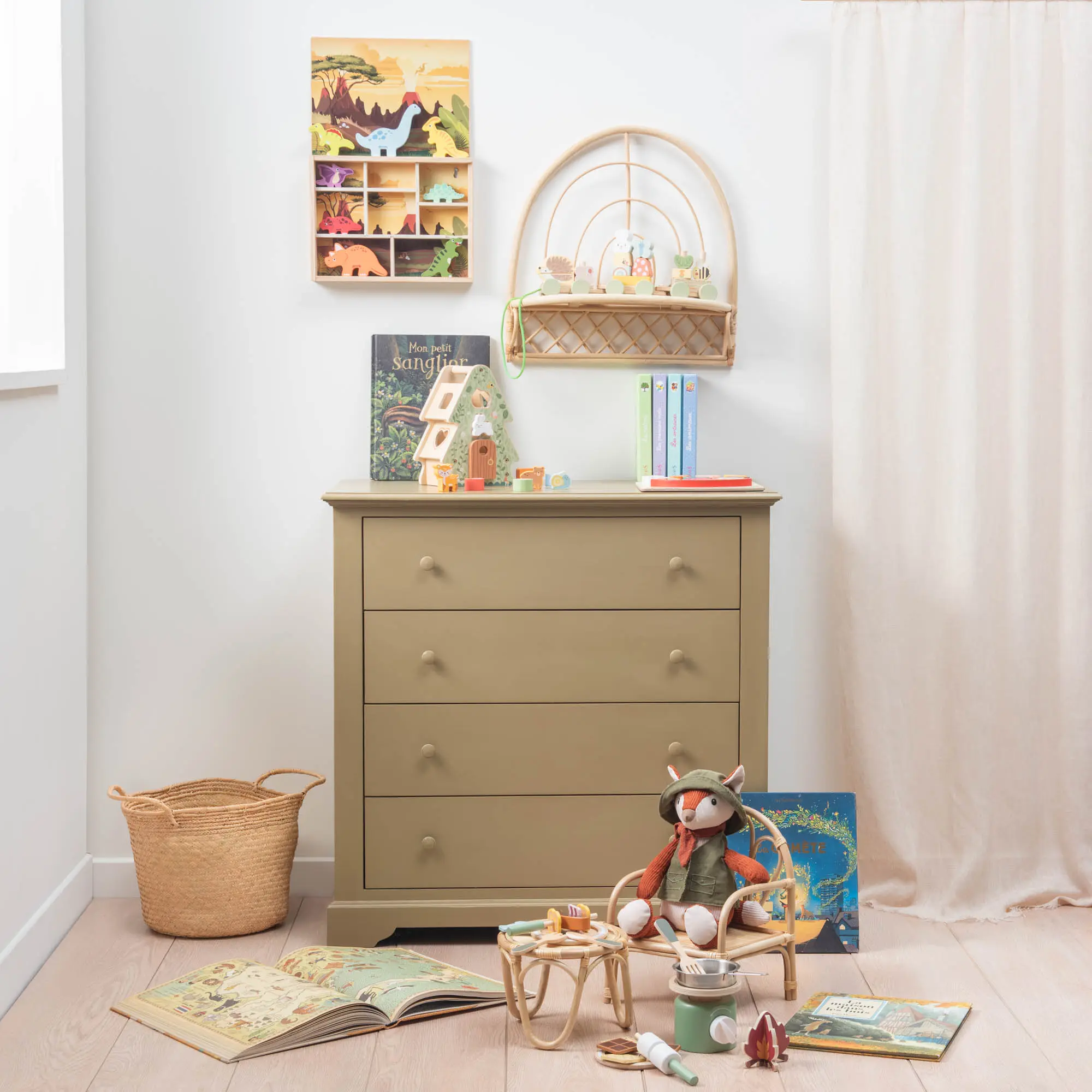 Dormitorio infantil con cómoda verde salvia de Amadeus Les Petits